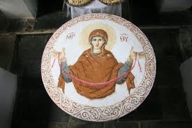 Η Γονατιστή… με κλεισμένα μάτια